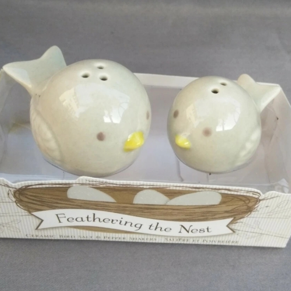Ceramic Feathering Nest Love Birds Salt & Pepper Shakers